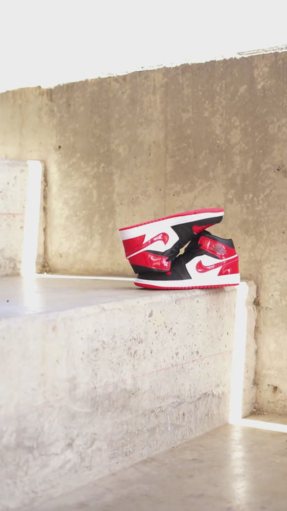 Jordan R1 negra con rojo en charol