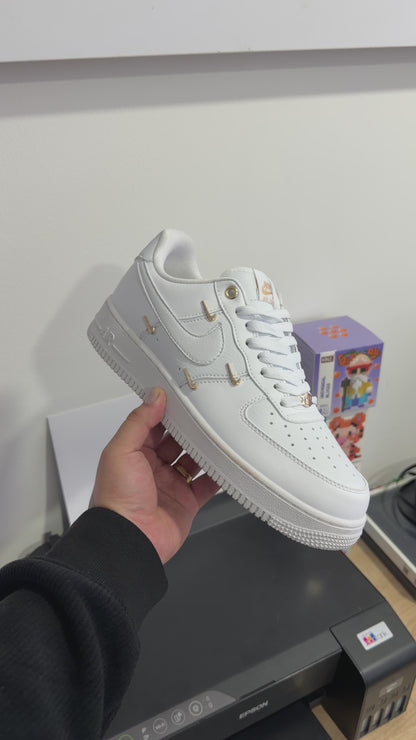 Nike force 1 pair of white