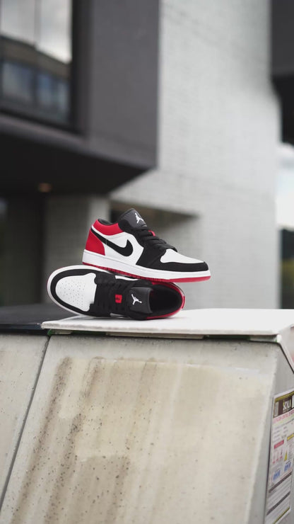 Jordan R1 low roja con blanco y negro