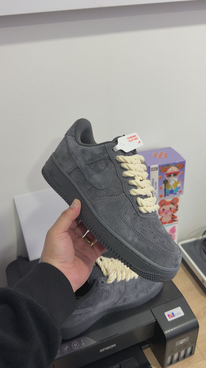 Nike force 1 gamuza gris
